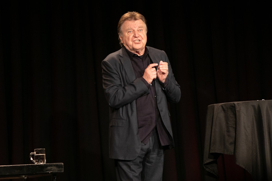 2023_Lukas.Resetarits _ueberLeben_006.jpg